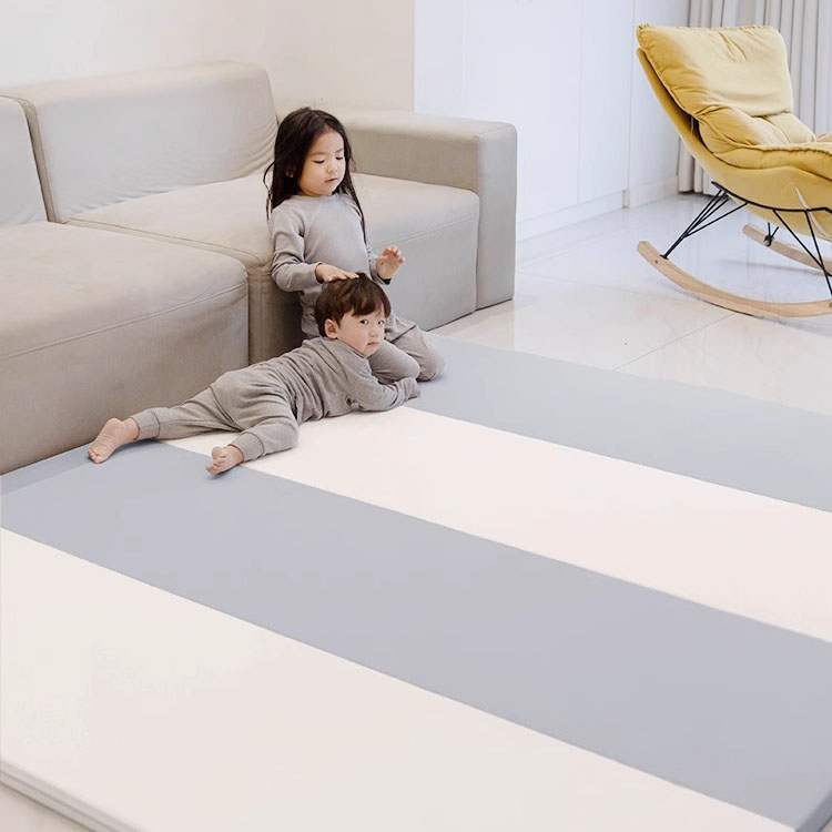 PUレザーの防水子供はマットXPEフォームベビー折りたたみマットをプレイする