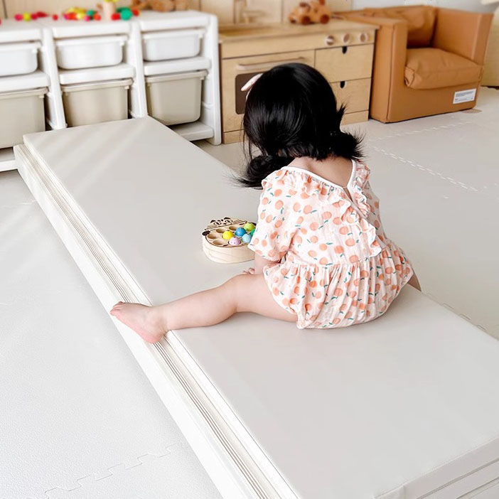 PUレザーの防水子供はマットXPEフォームベビー折りたたみマットをプレイする
